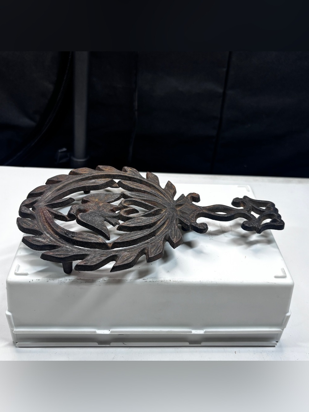 Vintage 1949 J.Z.H. Cast Iron Trivet Eagle & Heart Wreath Americana heart - Picture 6 of 10